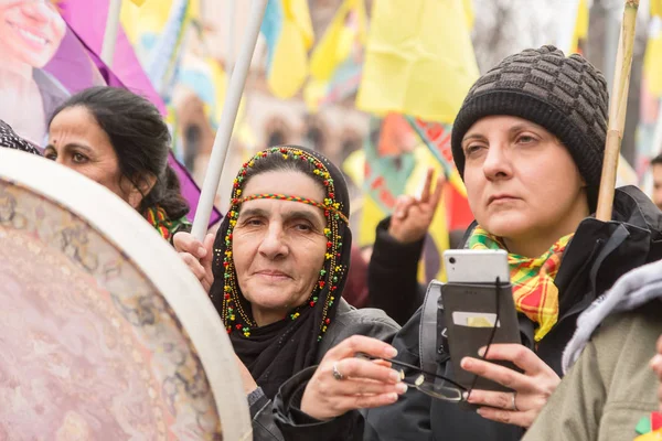 Kurdish demonstrators protesting in Milan, Italy — Stock Photo, Image