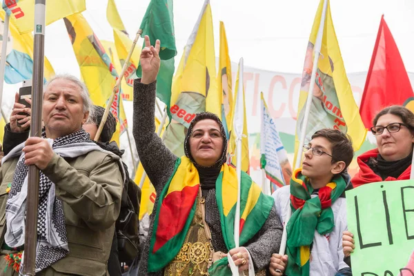 Manifestanti curdi che protestano a Milano — Foto Stock