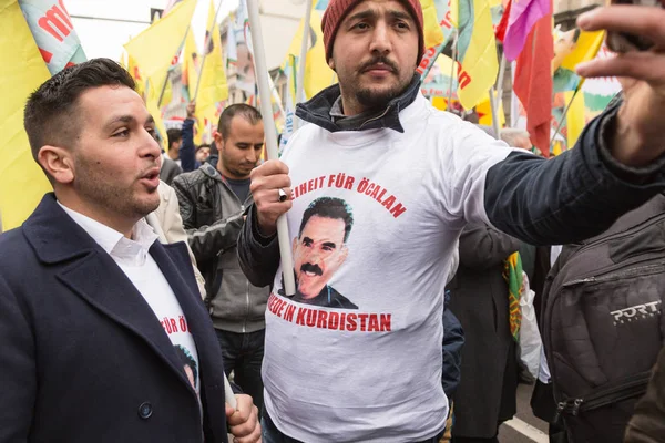 Kurdish demonstrators protesting in Milan, Italy — Stock Photo, Image