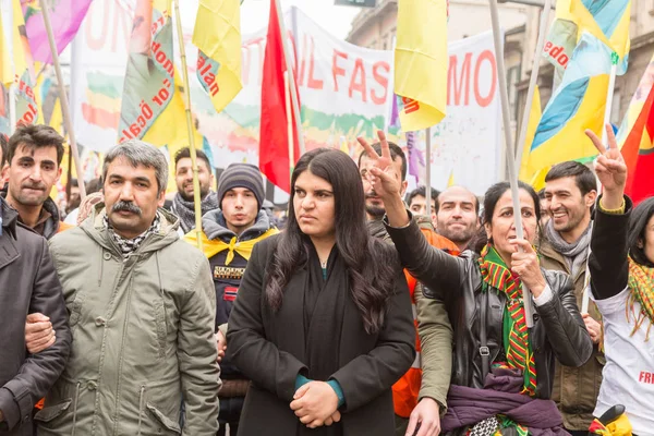 Kurdish demonstrators protesting in Milan, Italy — Stock Photo, Image