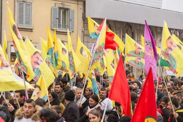 Kurdish demonstrators protesting in Milan, Italy — Stock Photo, Image