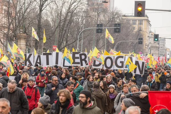 Kurd tüntetők tiltakoztak: Milánó, Olaszország — Stock Fotó