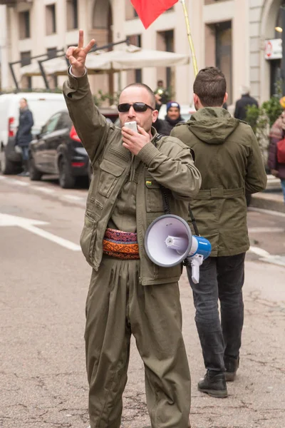 Manifestantes kurdos protestando en Milán, Italia —  Fotos de Stock