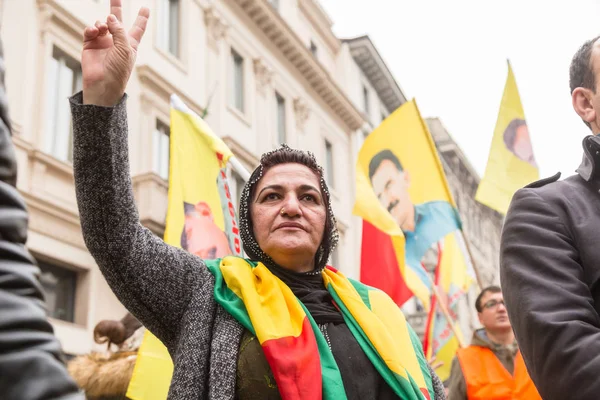 Kurdish demonstrators protesting in Milan, Italy — Stock Photo, Image