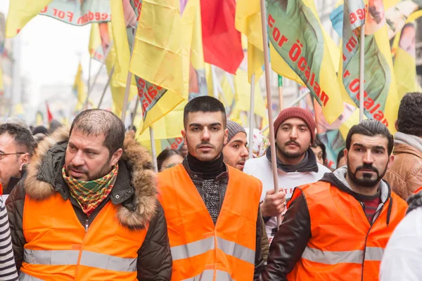 Kurdish demonstrators protesting in Milan, Italy — Stock Photo, Image