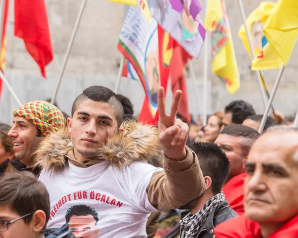 Kurdish demonstrators protesting in Milan, Italy — Stock Photo, Image