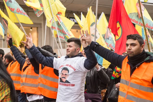 Kurdish demonstrators protesting in Milan, Italy — Stock Photo, Image