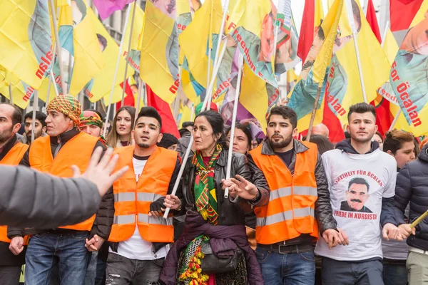 Manifestantes curdos protestam em Milão, Itália — Fotografia de Stock