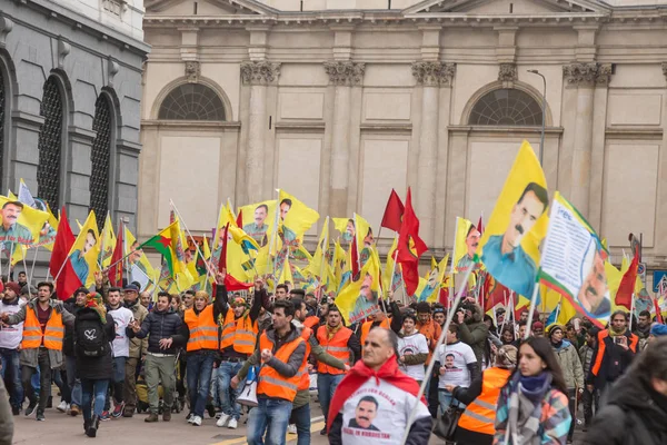 Koerdische demonstranten protesteren in Milaan, Italië — Stockfoto