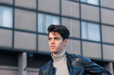 Güzel genç adam bir kentsel bağlamda poz