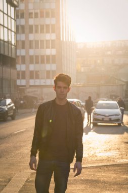 Güzel genç adam bir kentsel bağlamda poz