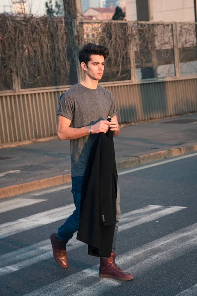 Beautiful young man posing in an urban context — Stock Photo, Image