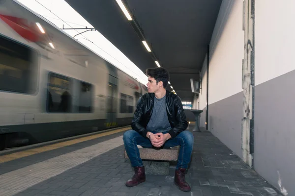 Hermoso joven posando en una estación de tren — Foto de Stock