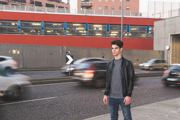 Jovem bonito posando em um contexto urbano — Fotografia de Stock