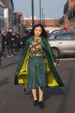 Milan kadın moda haftası sırasında poz moda kadın