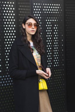 Milan kadın moda haftası sırasında poz moda kadın