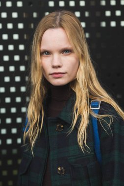 Güzel model Milan kadın moda haftası sırasında poz