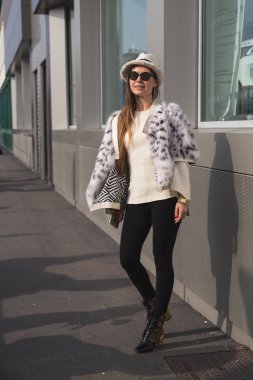 Milan kadın moda haftası sırasında poz moda kadın