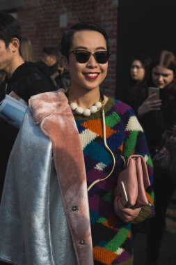 Milan kadın moda haftası sırasında poz moda kadın