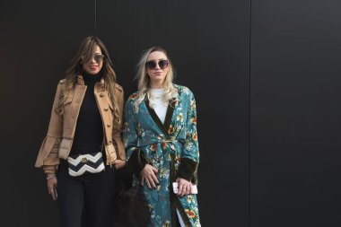 Milan kadın moda haftası sırasında poz moda kadın