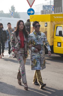 Şık insanlar Milan kadın moda haftası sırasında poz