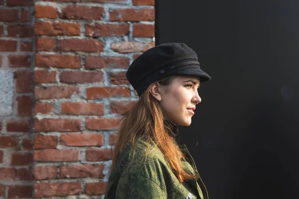 Fashionable woman posing during Milan Women's Fashion Week — Stock Photo, Image