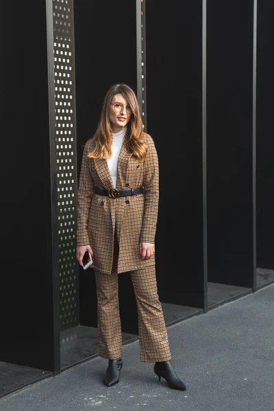 Módní žena pózuje během týdne módy Milán žen — Stock fotografie