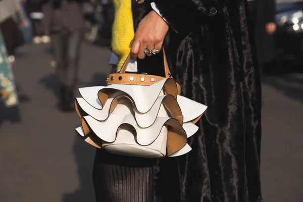 Detail der Tasche auf der Mailänder Frauenmodewoche — Stockfoto