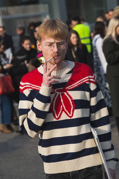 Uomo alla moda in posa durante la settimana della moda femminile di Milano — Foto Stock