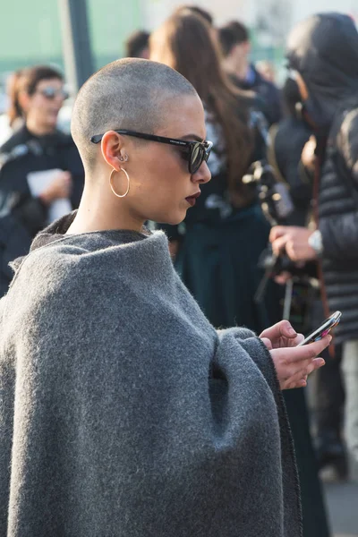 Fashionable woman posing during Milan Women 's Fashion Week — стоковое фото