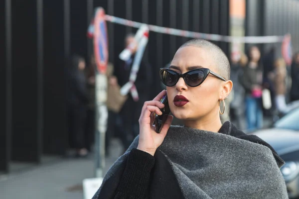 Donna alla moda in posa durante la settimana della moda femminile di Milano — Foto Stock