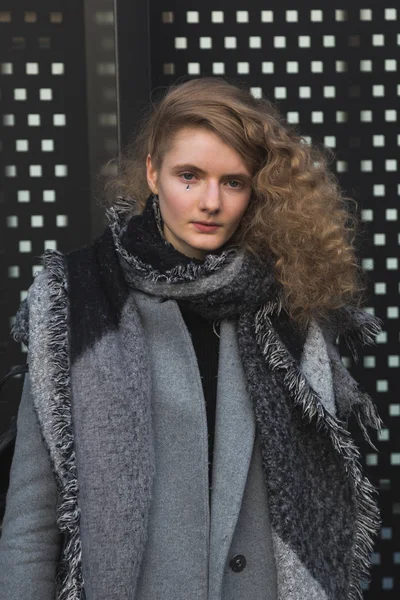 Krásný model představuje během týdne módy Milán žen — Stock fotografie