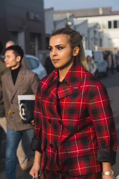 Fashionable woman posing during Milan Women's Fashion Week — Stock Photo, Image