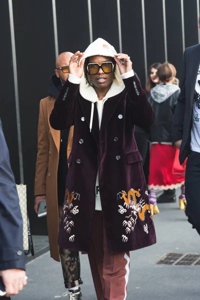 Homme à la mode posant pendant la Fashion Week de Milan — Photo