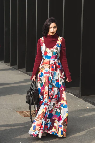 Femme à la mode posant pendant la Fashion Week de Milan — Photo
