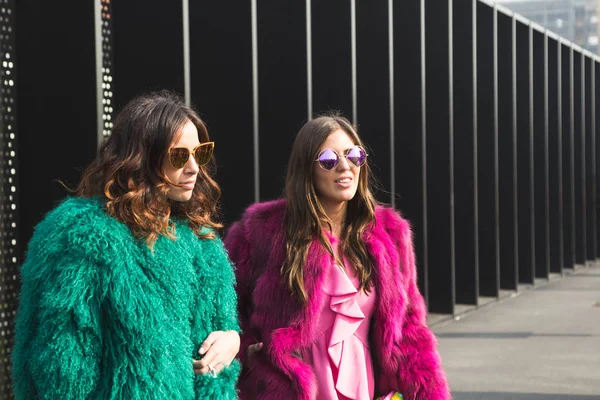 Fashionabla kvinnor poserar under modeveckan i Milano kvinnors — Stockfoto