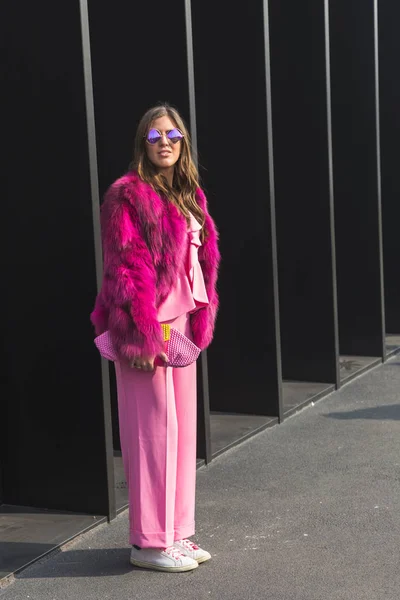 Mulher na moda posando durante a semana de moda feminina de Milão — Fotografia de Stock