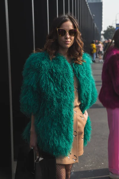 Mulher na moda posando durante a semana de moda feminina de Milão — Fotografia de Stock