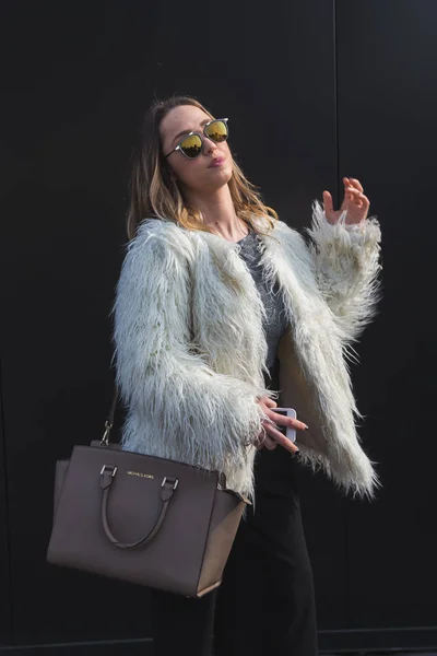 Mulher na moda posando durante a semana de moda feminina de Milão — Fotografia de Stock