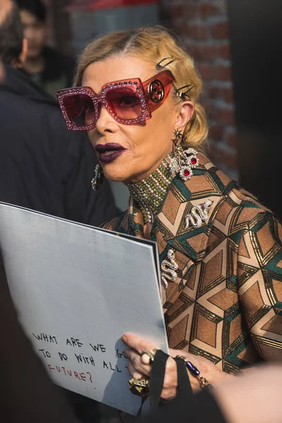 Femme à la mode posant pendant la Fashion Week de Milan — Photo