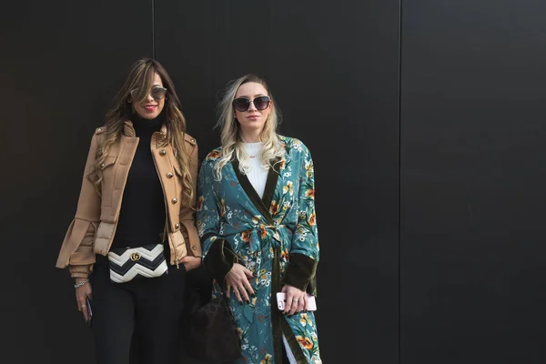 Des femmes à la mode posant pendant la Fashion Week de Milan — Photo