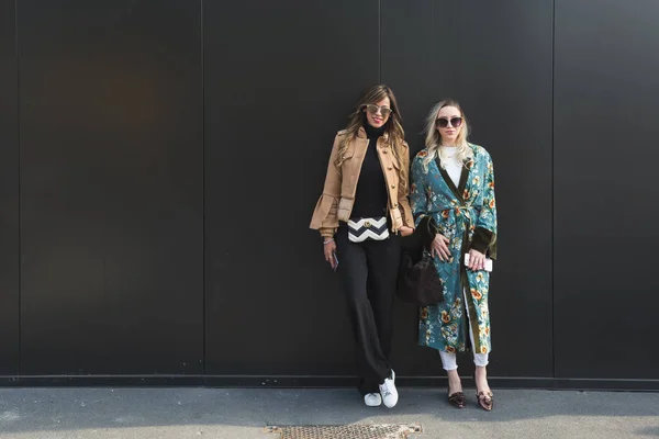 Donne alla moda in posa durante la settimana della moda femminile di Milano — Foto Stock