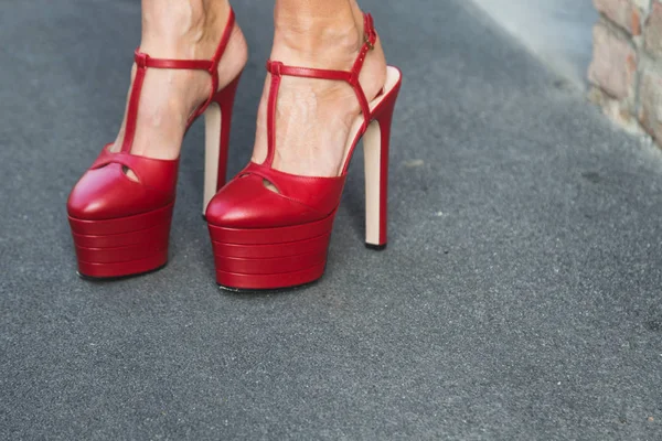 여자 밀라노 패션 위 크 동안 신발의 세부 사항 — 스톡 사진