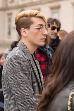 Şık adam Milan kadın moda haftası sırasında poz