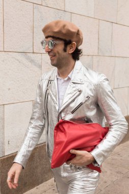 Şık adam Milan kadın moda haftası sırasında poz