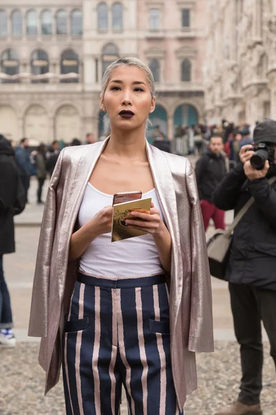 Módní žena pózuje během týdne módy Milán žen — Stock fotografie