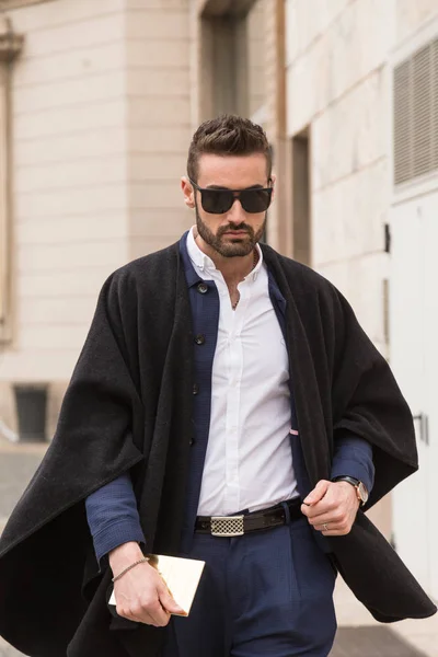 Hombre de moda posando durante la Semana de la Moda Femenina de Milán — Foto de Stock