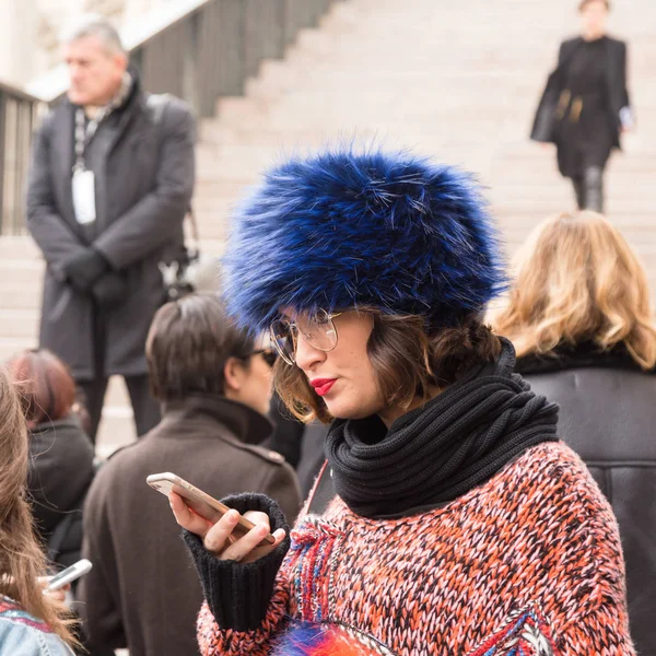 Fashionable woman posing during Milan Women 's Fashion Week — стоковое фото
