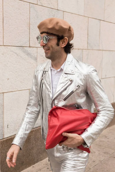 Şık adam Milan kadın moda haftası sırasında poz