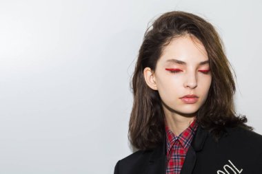 Muhteşem model backstage içinde poz